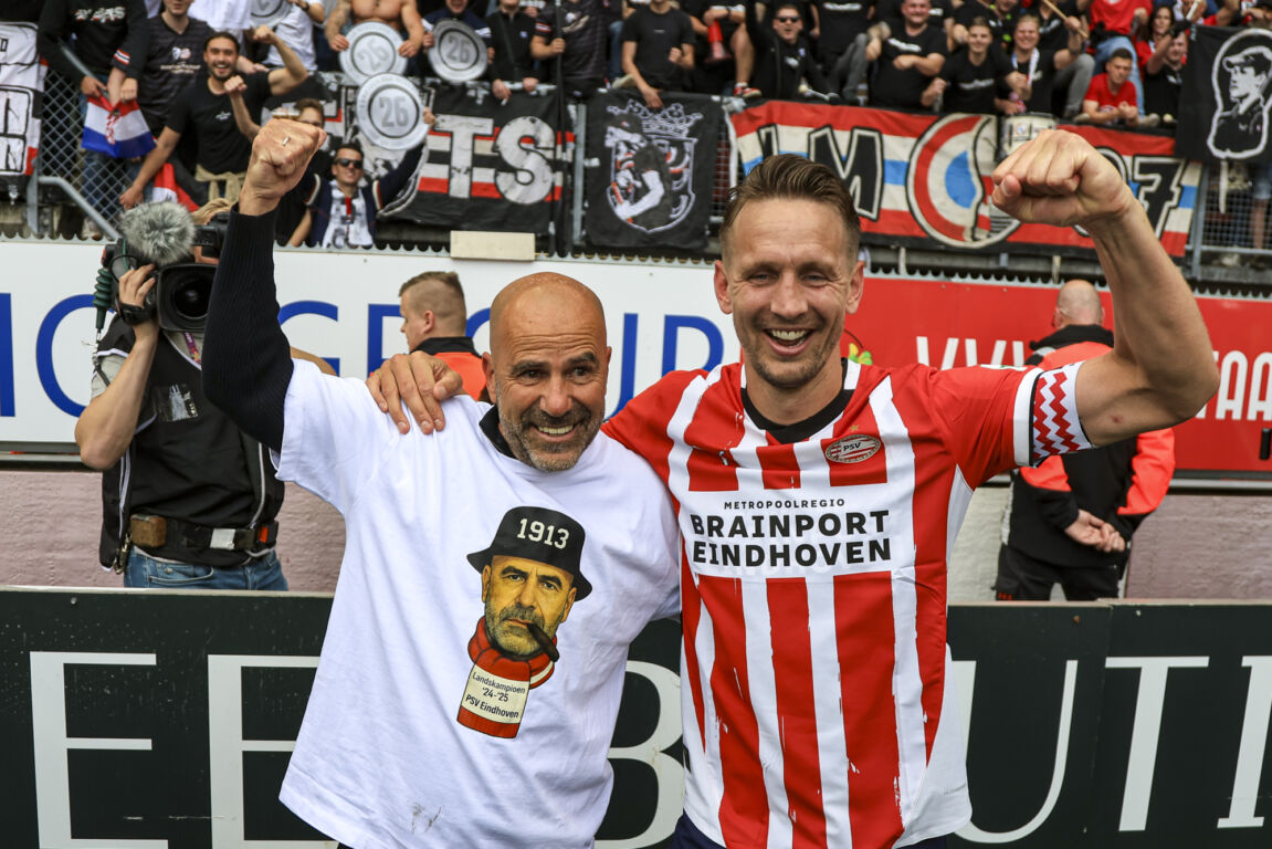 Peter Bosz en Luuk de Jong vieren de titel