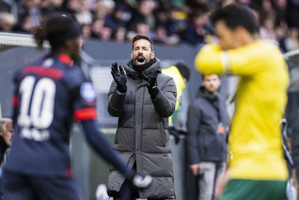Ruud van Nistelrooij probeert zijn ploeg op te peppen tegen Fortuna
