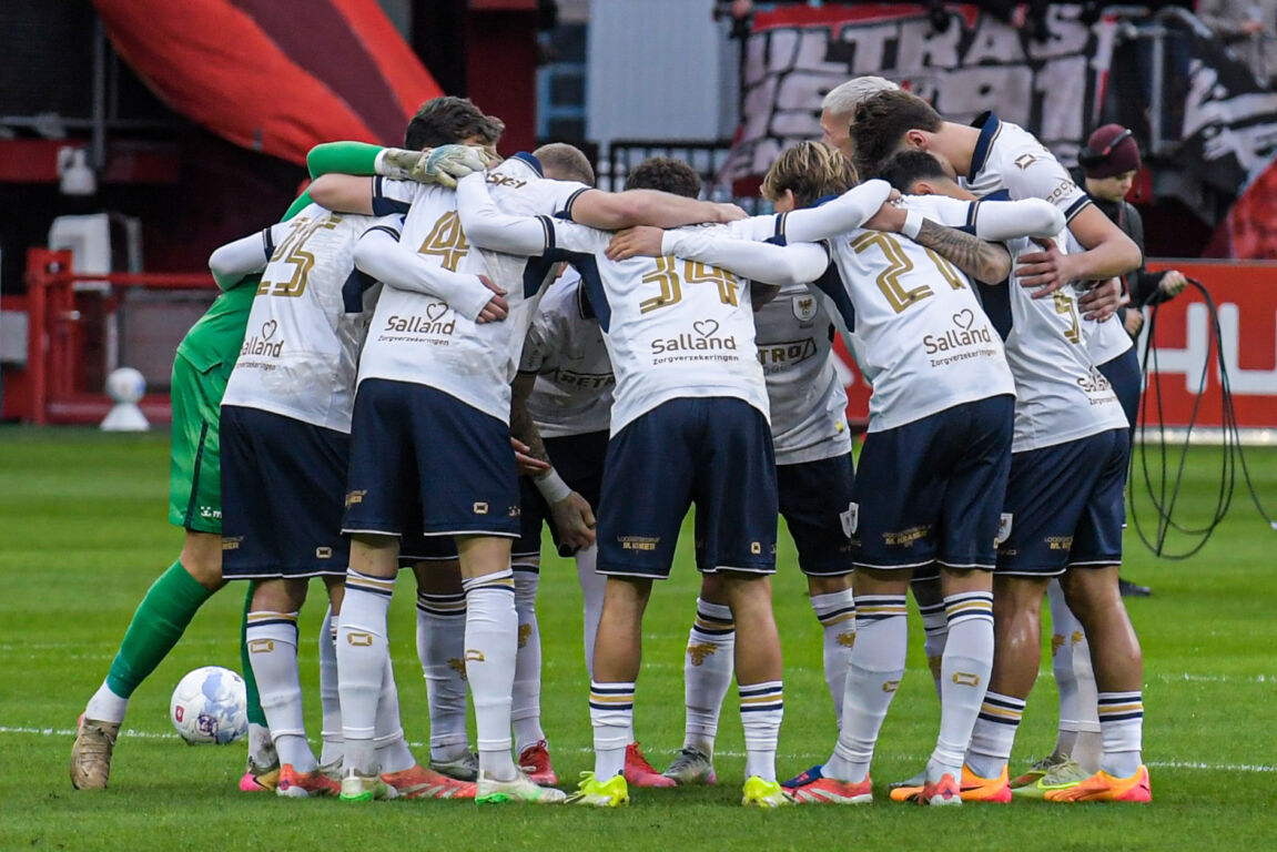 Spelers van Go Ahead Eagles komen samen