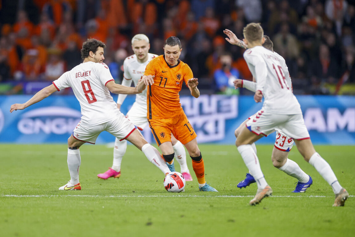 Steven Berghuis slalomt langs de Deense spelers