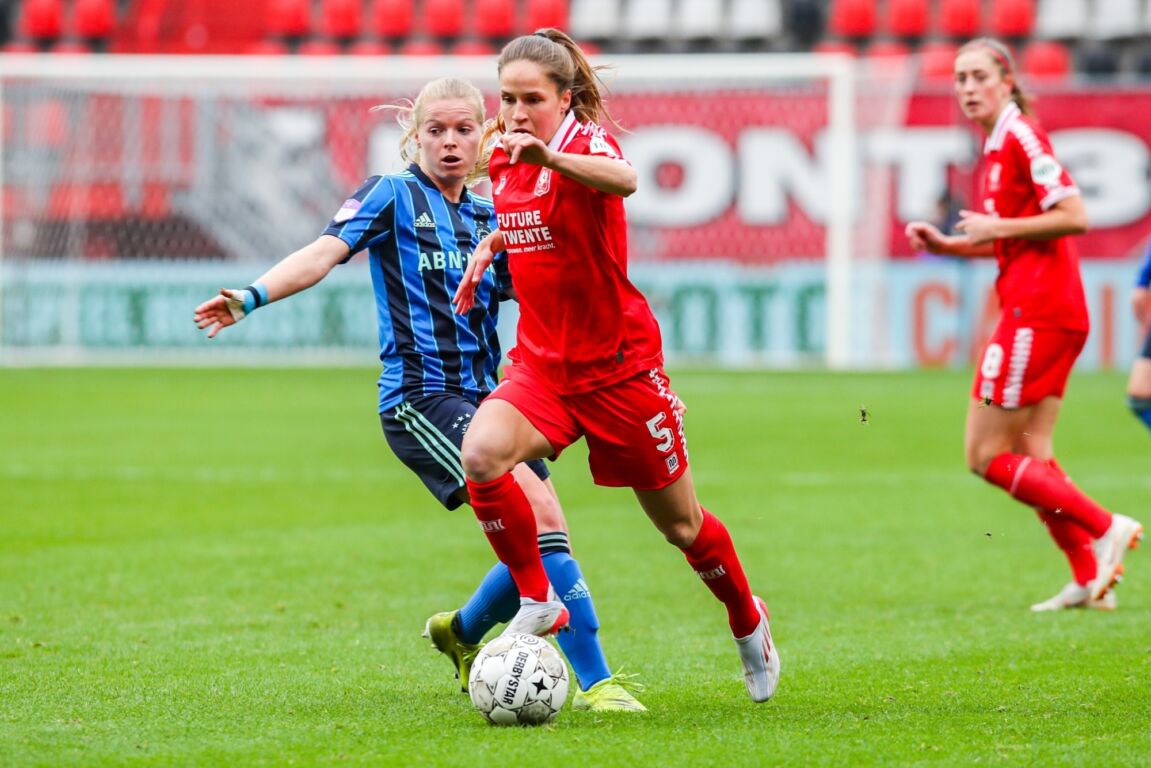 Marisa Olislagers in het duel met Ajax