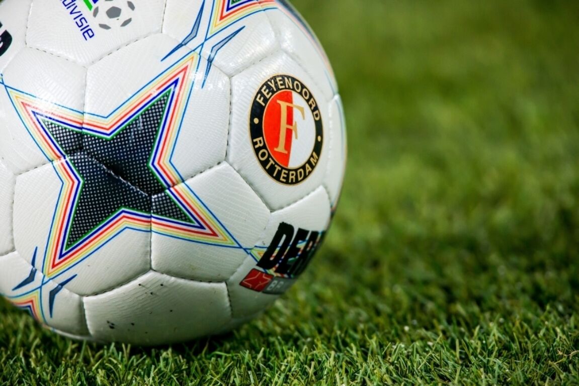 Eredivisiebal met het logo van Feyenoord