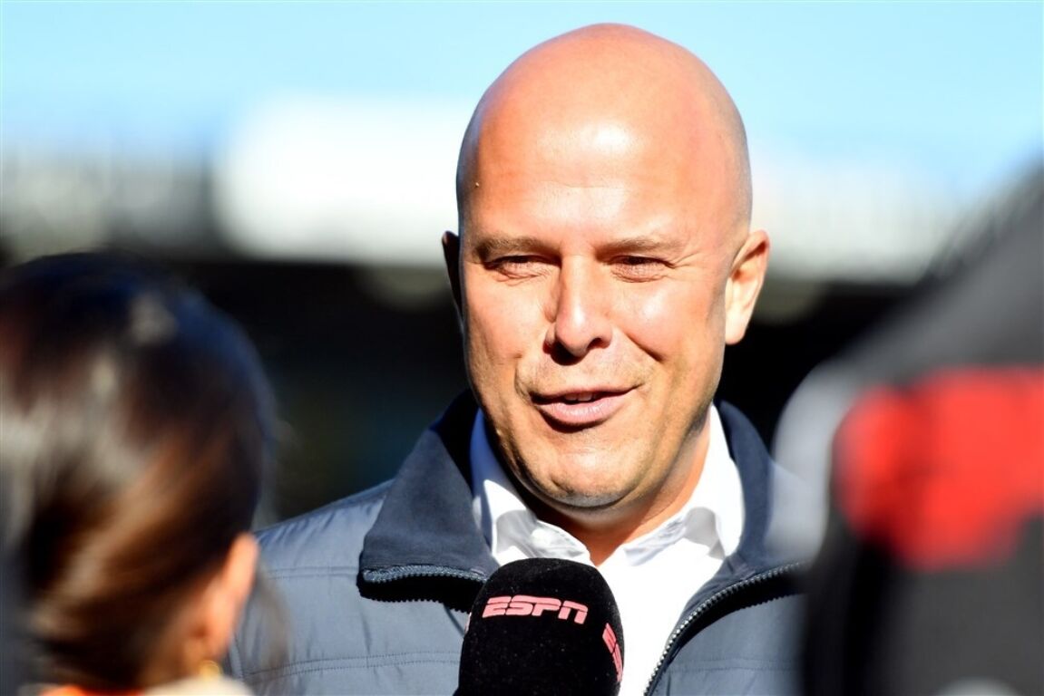 Arne Slot bij de camera van ESPN