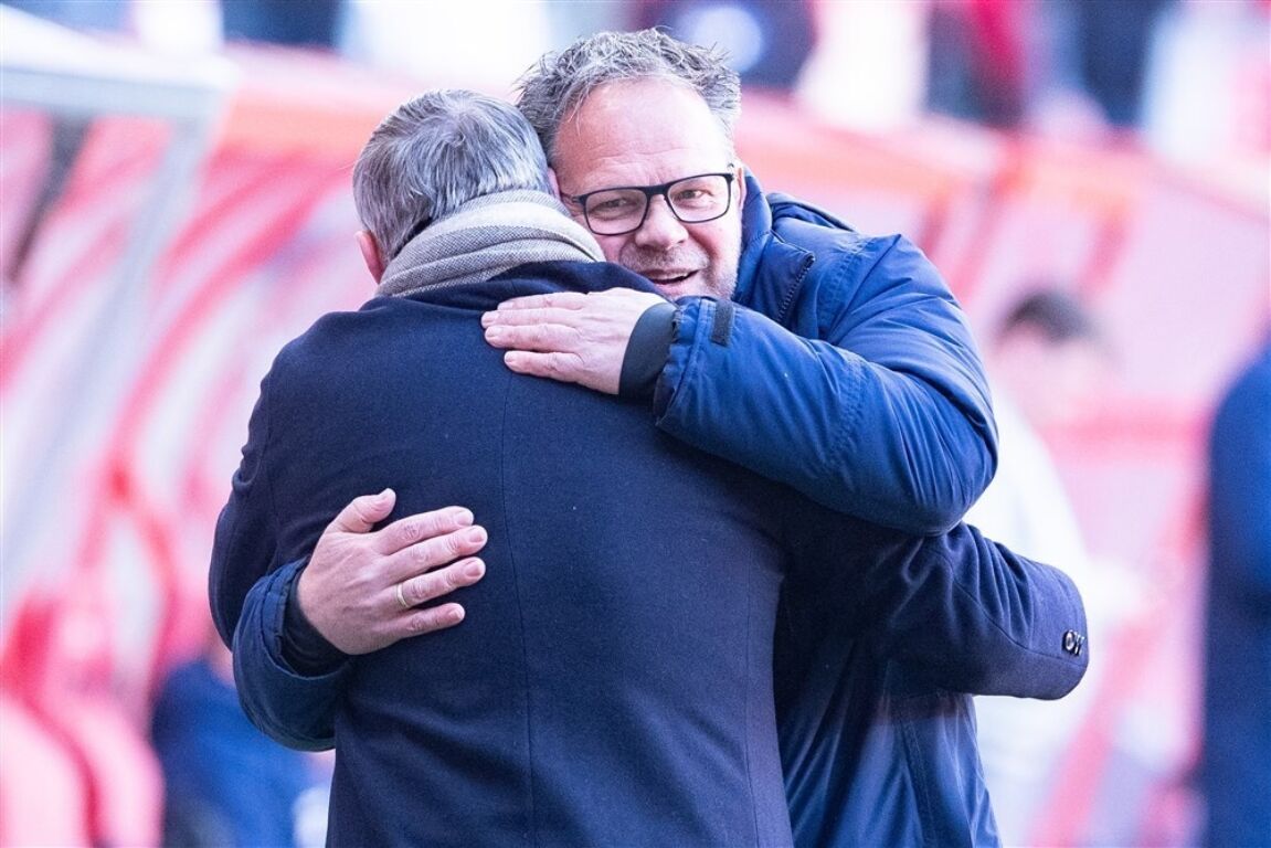 Henk de Jong knuffelt met Ron Jans