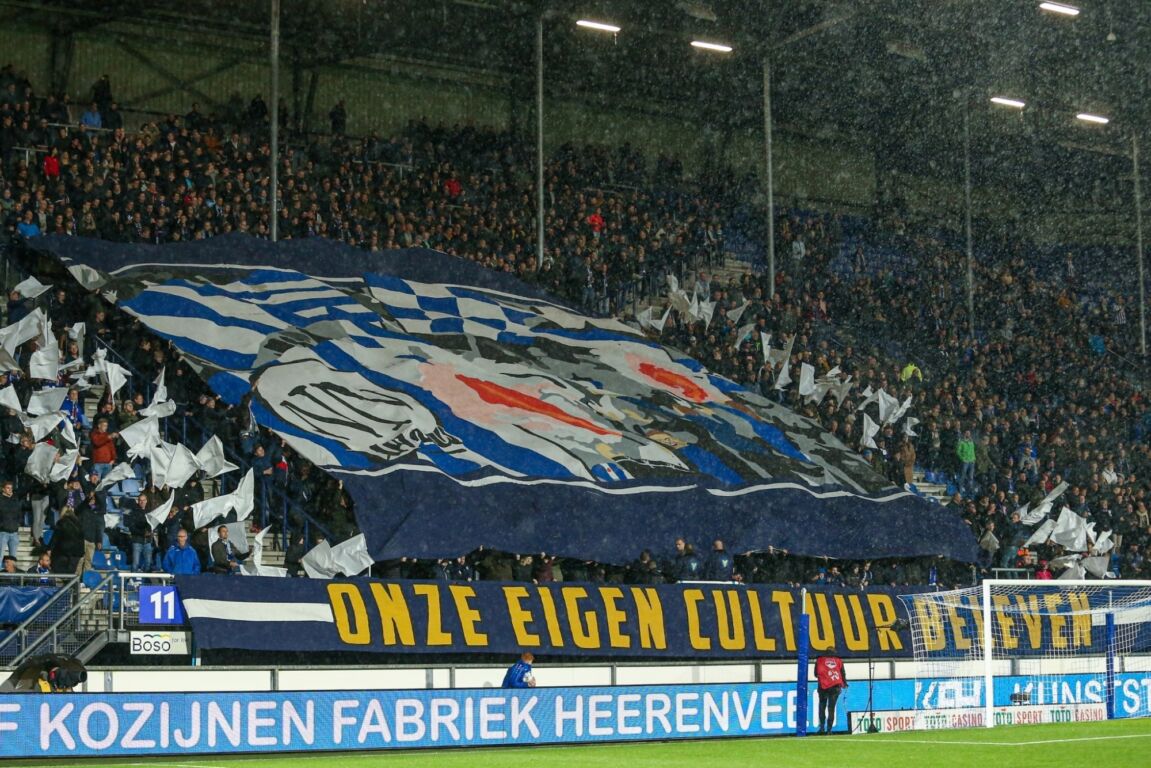 Fans van SC Heerenveen met een sfeeractie voor het duel met Vitesse