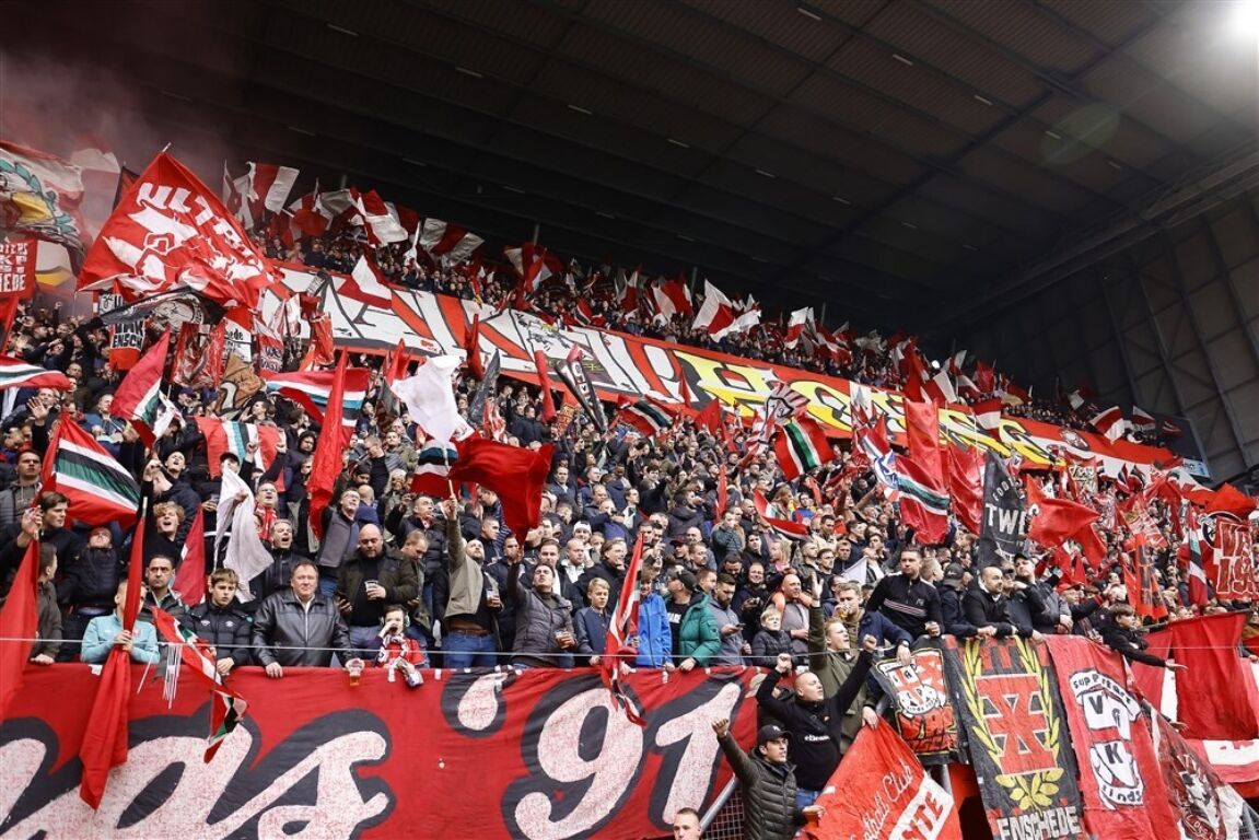 FC Twente-fans met vlaggen in Vak-P