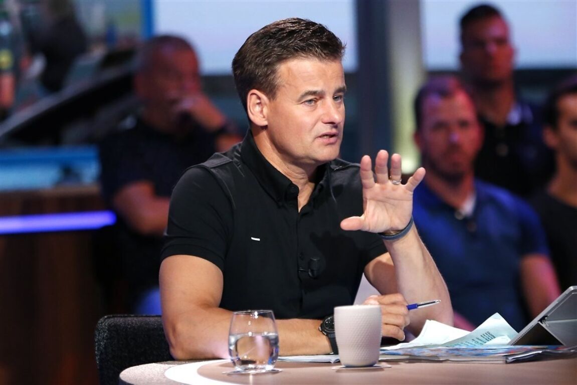 Wilfred Genee aan tafel bij VI