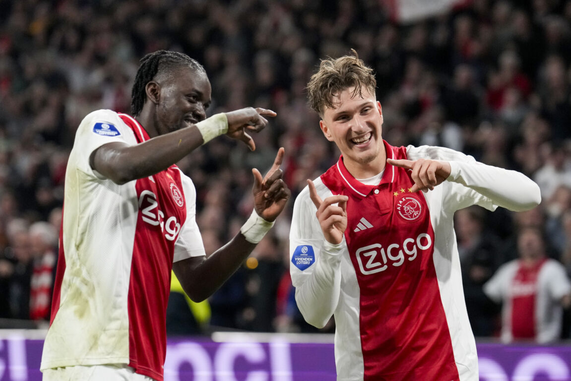 Bertrand Traoré en Mika Godts juichen na een goal van Ajax in de Johan Cruijff Arena