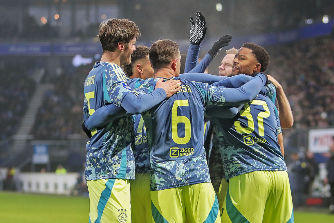 Chuba Akpom wordt gefeliciteerd met zijn goal in Heerenveen