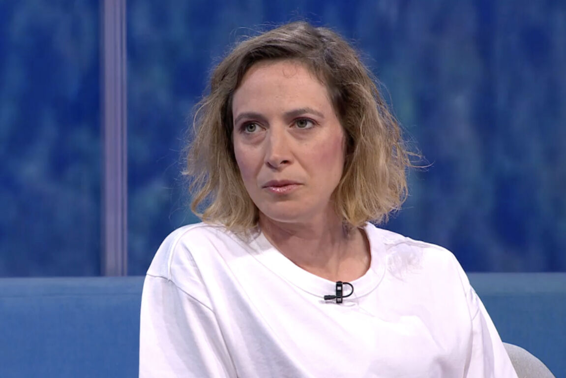 Imke Courtois in de studio van de NOS