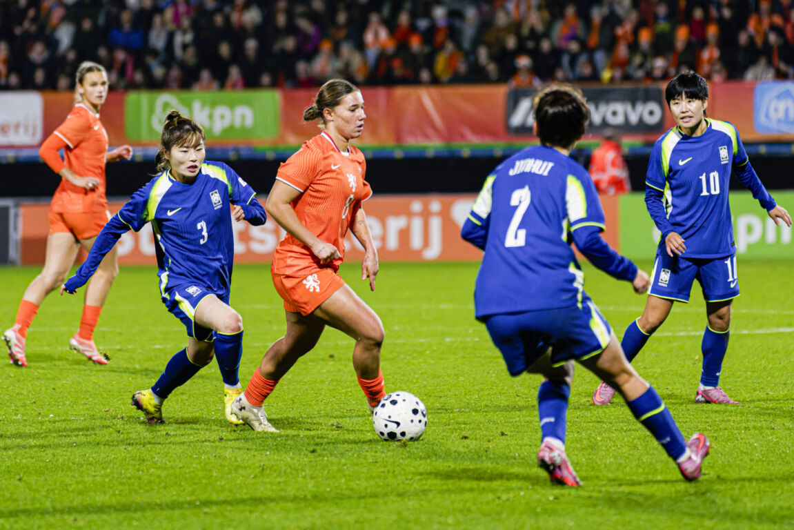 Lynn Groenewegen in actie namens de OranjeLeeuwinnen tegen Zuid-Korea