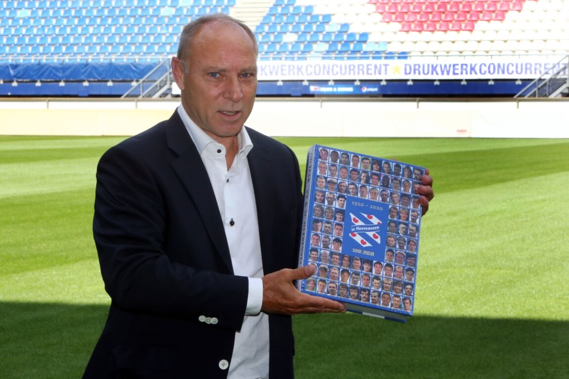 Maarten de Jong met het jubileumboek van SC Heerenveen