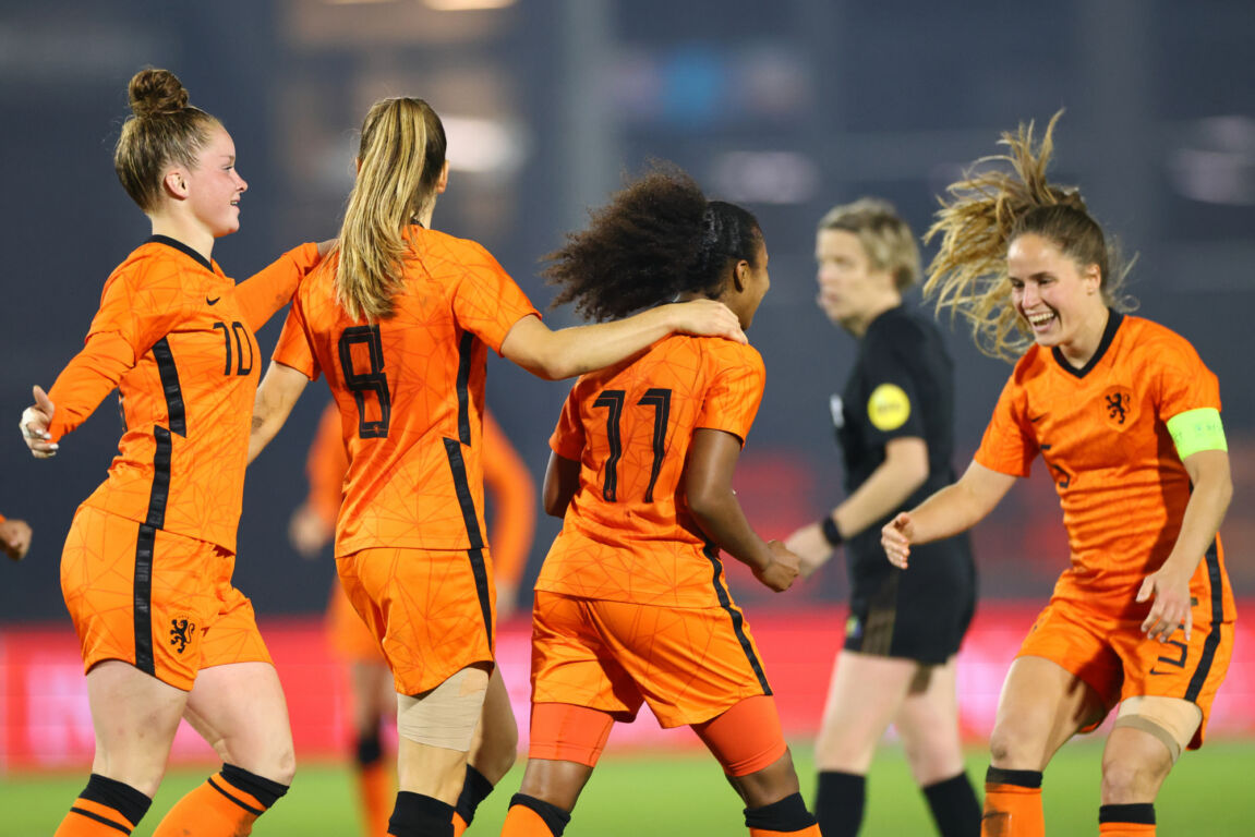 Marisa Olislagers viert feest bij de Jong OranjeLeeuwinnen