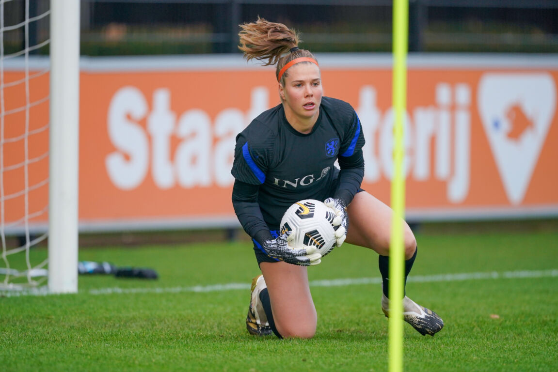 Lize Kop op een training van de OranjeLeeuwinnen
