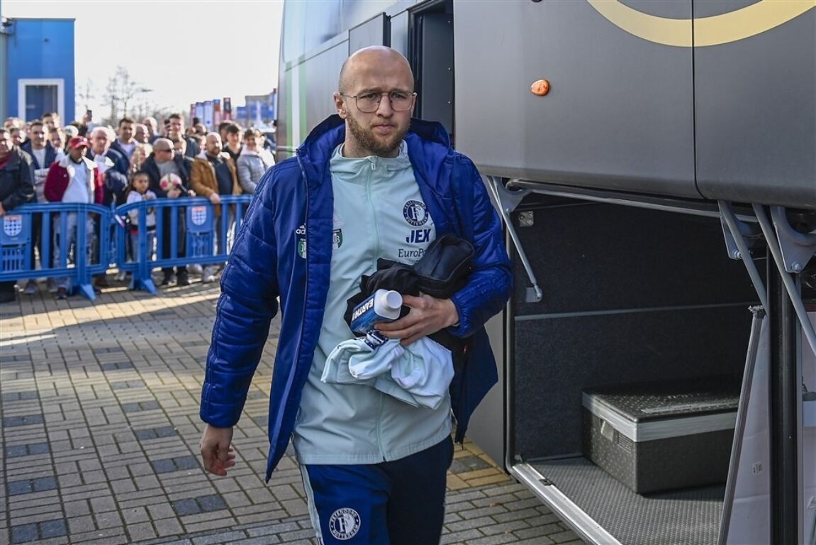 Gernot Trauner bij de spelersbus van Feyenoord