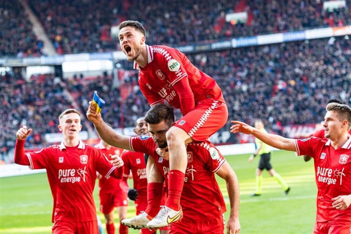Robin Pröpper toont zijn aanvoerdersband met de vlag van Oekraïne na zijn goal