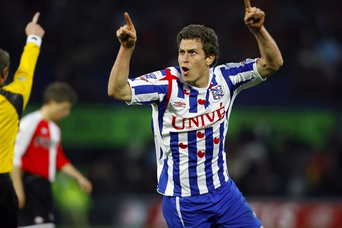 Rob Friend viert feest na één van zijn twee treffers tegen Feyenoord.