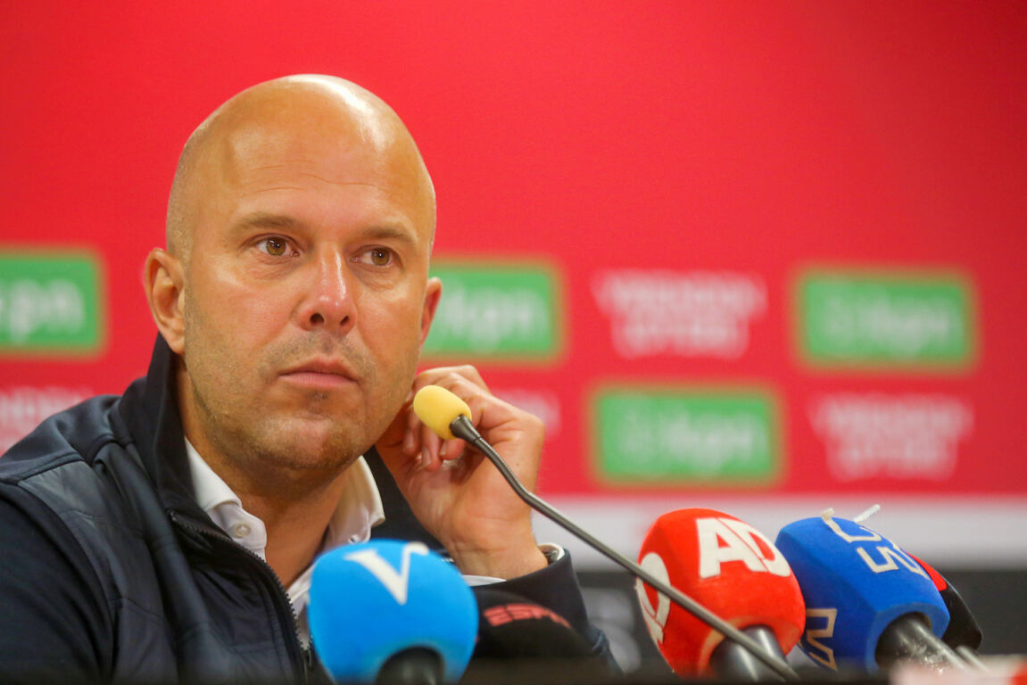 Arne Slot tijdens een persconferentie