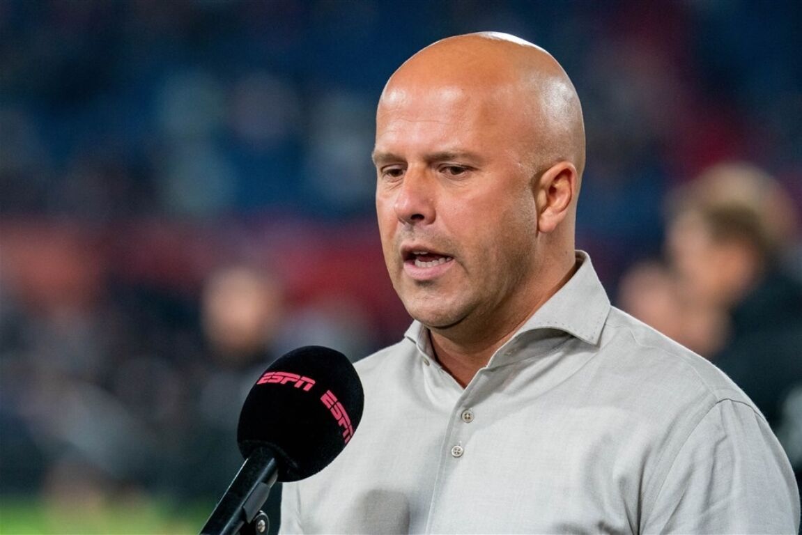 Arne Slot voor de camera van ESPN