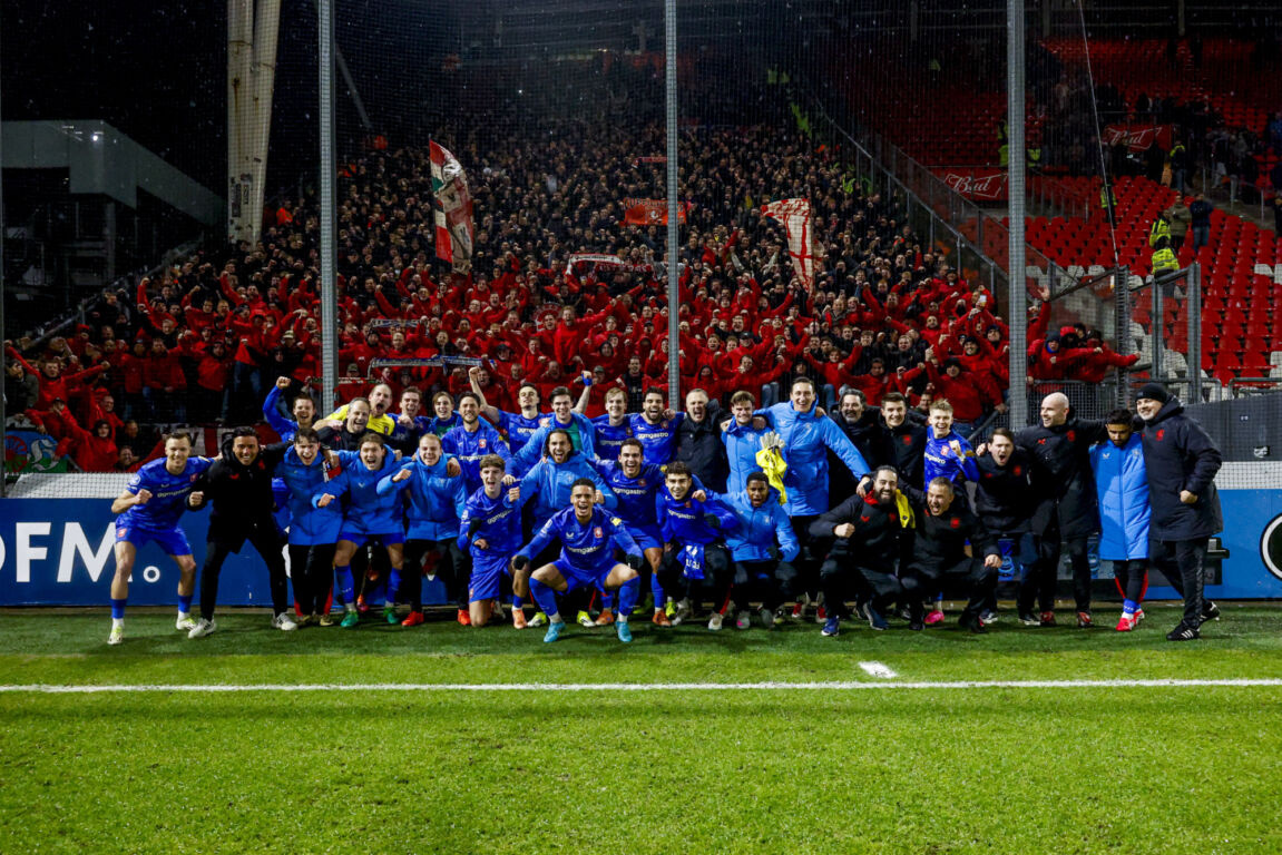 FC Twente-spelers poseren voor de supporters in het uitvak na de zege in Utrecht
