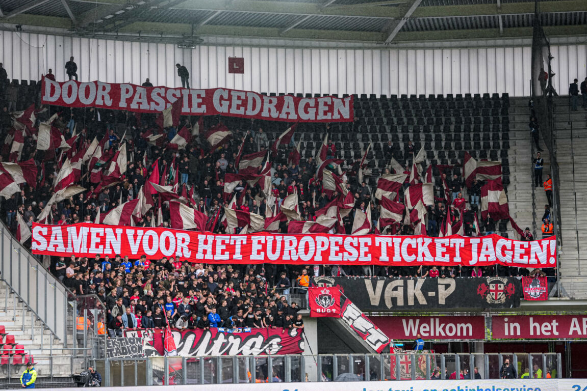 FC Twente-fans in het uitvak bij AZ