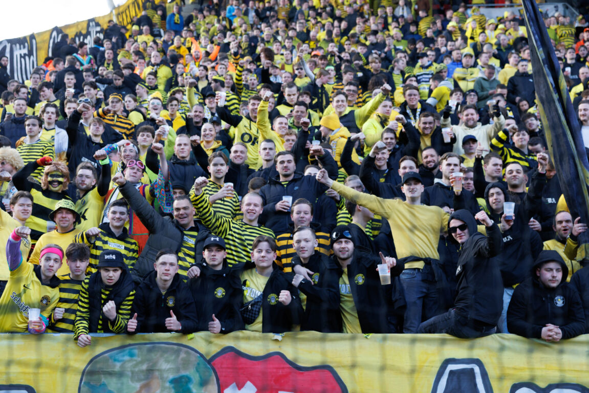 NAC Breda-fans in het uitvak bij FC Utrecht