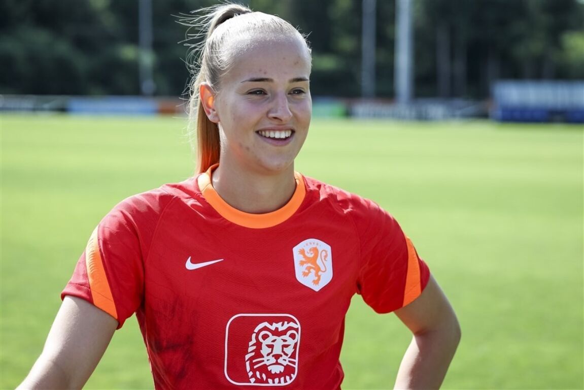 Daphne van Domselaar lacht op de training van het Nederlands elftal
