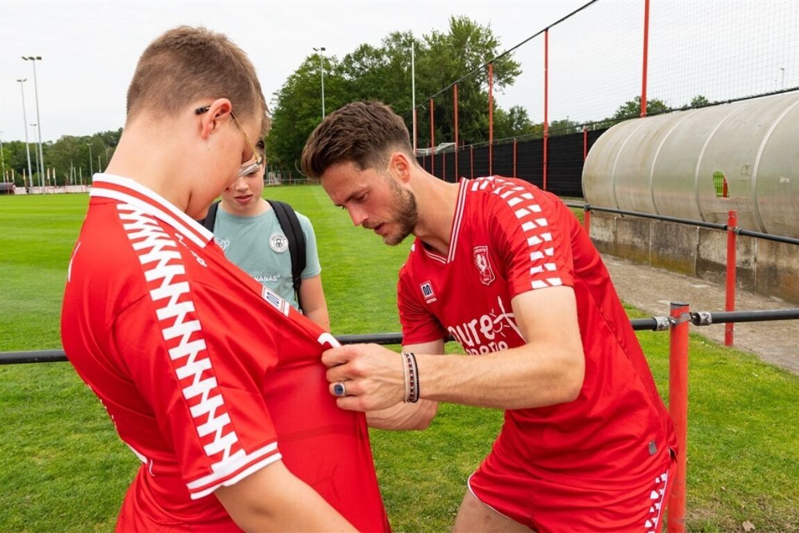 Ricky van Wolfswinkel met een FC Twente-fan
