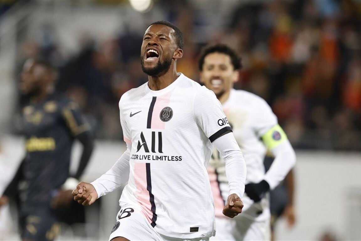 Georginio Wijnaldum juicht na zijn goal