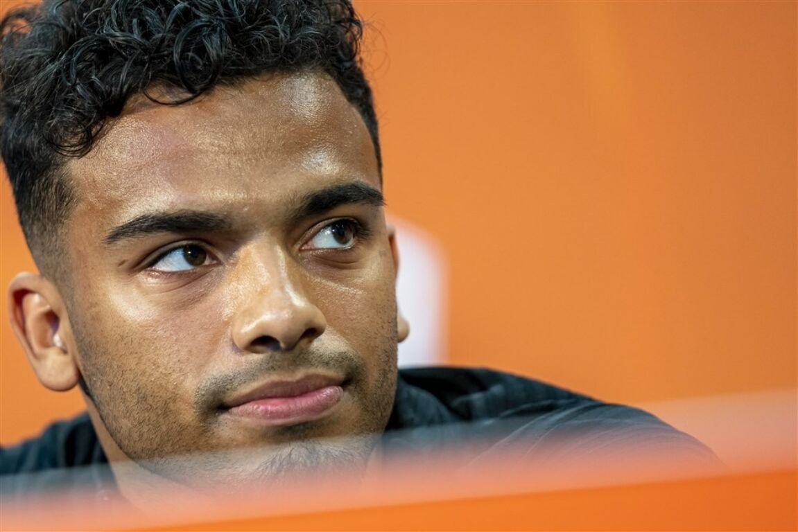 Wijndal op de persconferentie van het Nederlands elftal