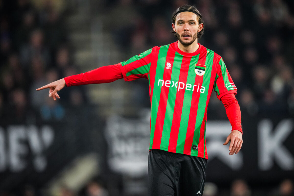 Willum Willumsson geeft aanwijzingen bij NEC