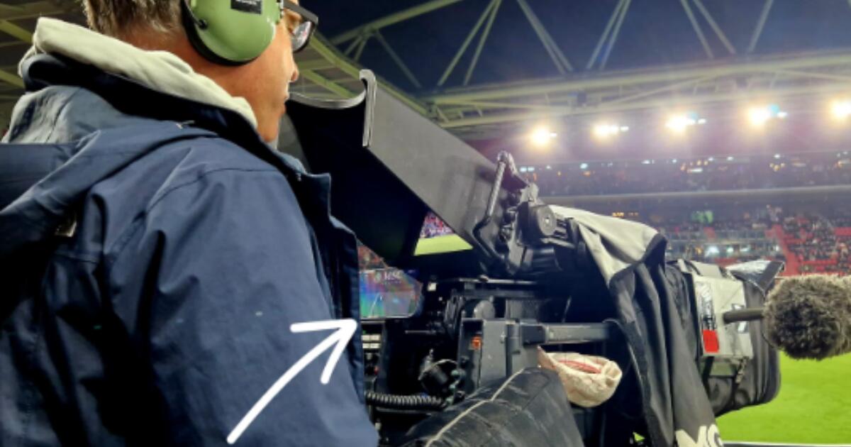 FOTO | Cameraman heeft tijdens AZ-PSV oog voor heel andere wedstrijd