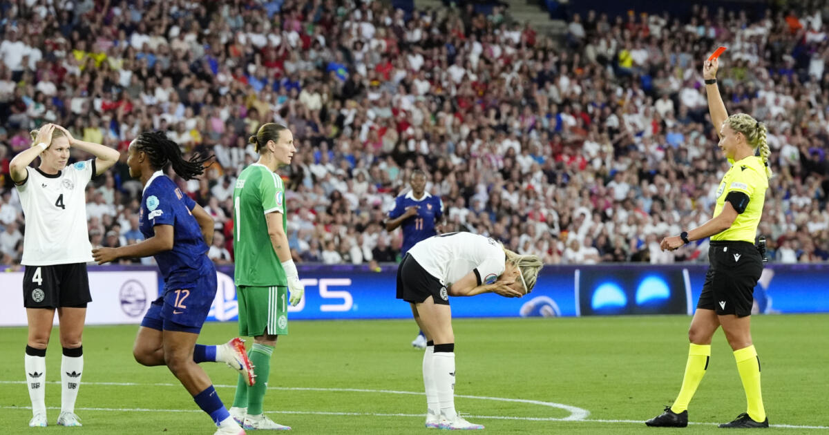 Bizarre rode kaart: Duitse verdedigster trekt aan staart tegenstander