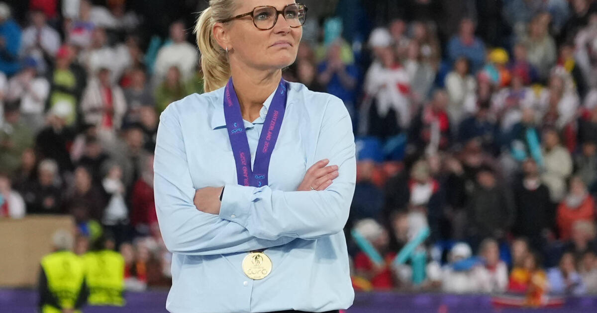 Derksen wijst naar Sarina Wiegman: 