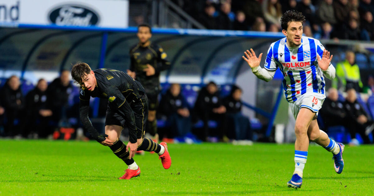 Vasilios Zagaritis lacht om teamgenoten: 