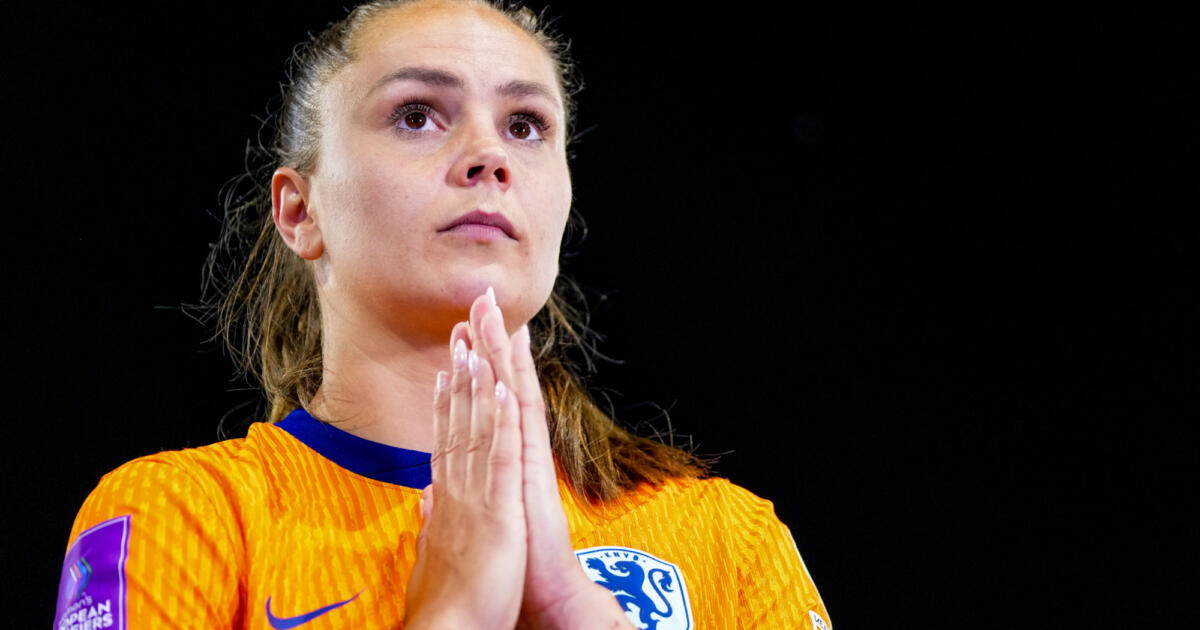 Martens spreekt met speelsters: 