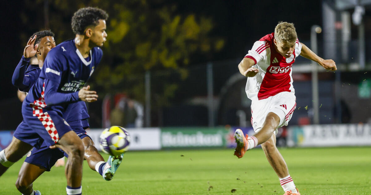 Jong Ajax pakt punt in blessuretijd onder toezicht van Heitinga