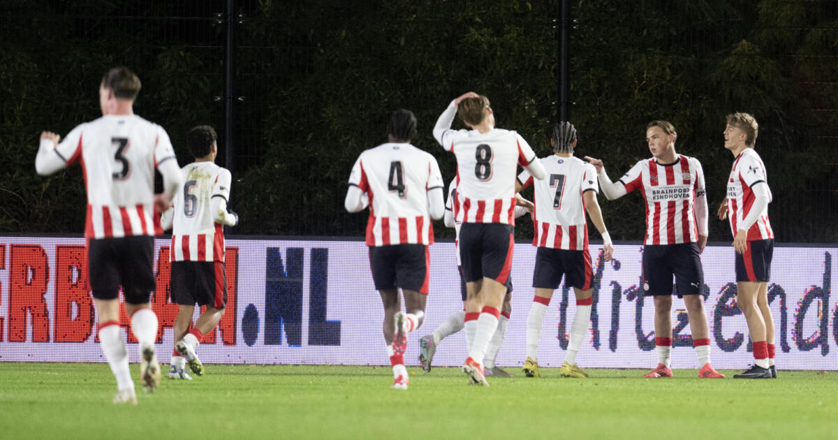 Jong PSV verslaat RKC Waalwijk op feestelijke avond in Eindhoven