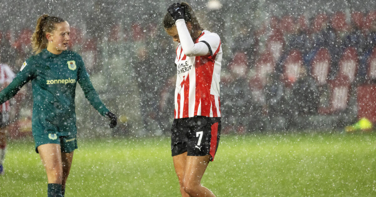 Had PSV - PEC Zwolle gestaakt moeten worden? 