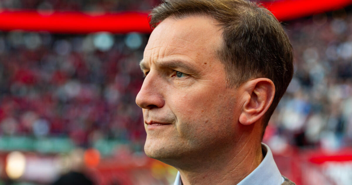 Bruggink praat met spelers van FC Groningen: 