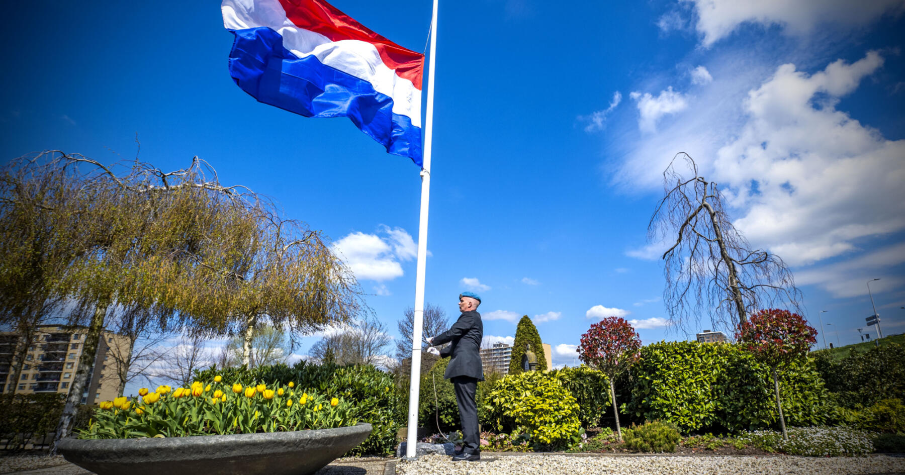 AH-bezorger krijgt lof tijdens dodenherdenking:… | KantinePraat