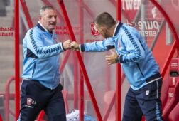 Ron Jans geeft een 'boks' aan Andries Ulderink