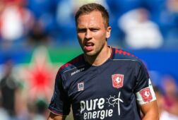 Xandro Schenk met de aanvoerdersband van FC Twente in De Kuip