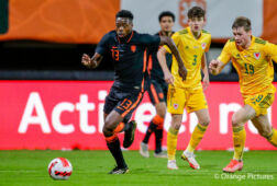 Anthony Musaba in actie met Jong Oranje tegen Wales