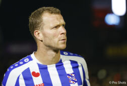 Henk Veerman met een stoïcijnse blik tijdens het bekerduel met AFC.