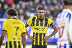 Danilho Doekhi van Vitesse tijdens een duel met SC Heerenveen.