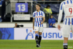 Nick Bakker in actie tijdens zijn debuut voor SC Heerenveen tegen Ajax.