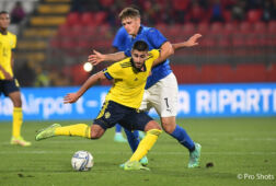 Rami Al Hajj namens Jong Zweden in duel met Jong Italië