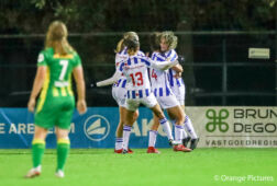 Vrouwen SC Heerenveen vieren goal tegen ADO Den Haag.