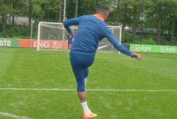 Cody Gakpo werkt fraai af op de training van Oranje